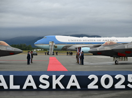 Trump prispel na Aljasko pred vrhom s Putinom