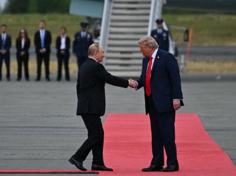 Trump je na Aljaski pozdravil Putina pred odhodom na pogovore