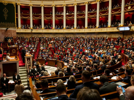 Francoski premier išče ozko pot do političnega preživetja