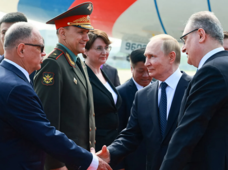 Putin na Kitajskem ob začetku diplomatskega vrtinca