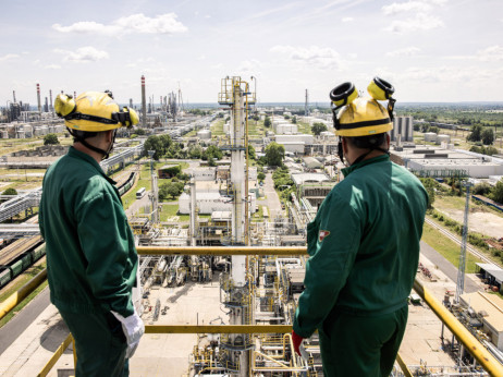 OPEC+ zvišuje proizvodnjo, rekorden presežek nafte se še povečuje