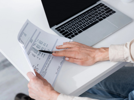 Fursovi podatki: Podjetja v Sloveniji povečala prihodke, a plačala manj davka