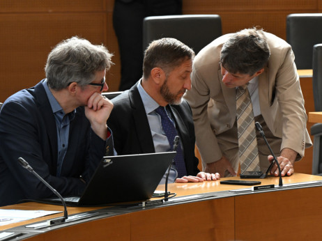Obdavčitev kriptodobičkov: kritični tudi koalicijski poslanci – lahko zakon pade?