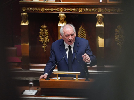 Francoski premier Bayrou odstopa po izgubi glasovanja o zaupnici