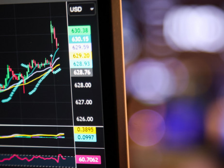 Borzni pregled: SBITOP diha za ovratnik najboljšim, Tesla se požvižga na besede Burryja in srebrov sijaj