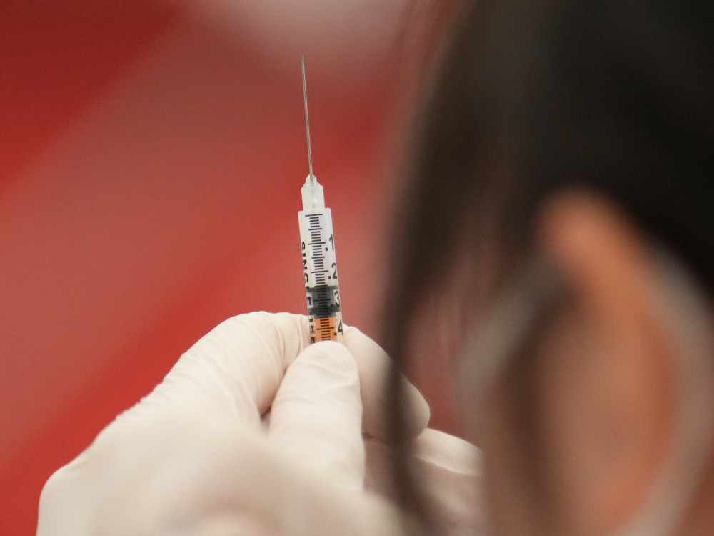Pfizer, Moderna in BioNTech: delnice se cenijo, Trumpovi prihajajo s podatki o smrtih otrok