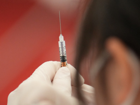 Pfizer, Moderna in BioNTech: delnice se cenijo, Trumpovi prihajajo s podatki o smrtih otrok