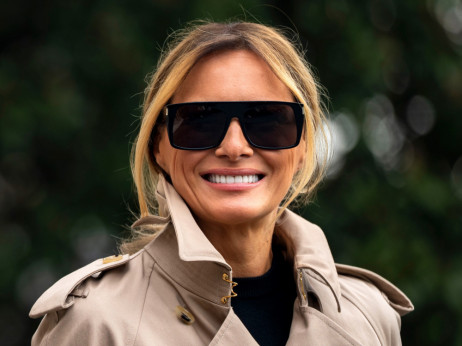 Melania Trump v Burberryjevem plašču, britanska znamka pa napoveduje vrnitev na borzo