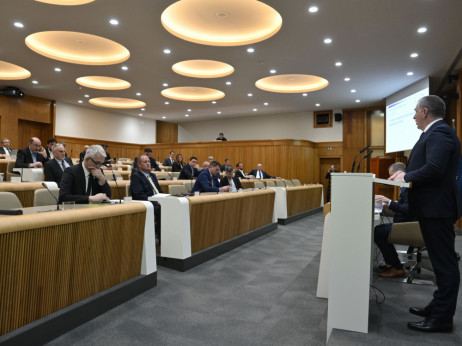 Štirikrat veto, štirikrat 'povožen': ali sploh potrebujemo državni svet in koliko nas stane