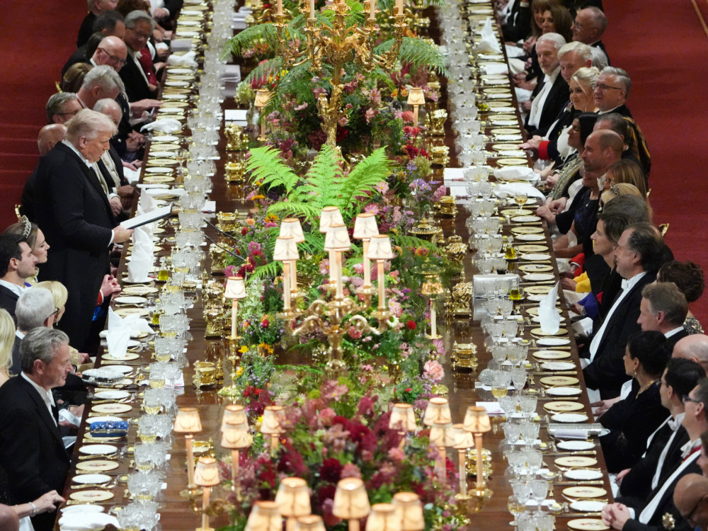 Razkošna večerja, polna simbolike: s čim so v Windsorju razvajali predsednika Trumpa