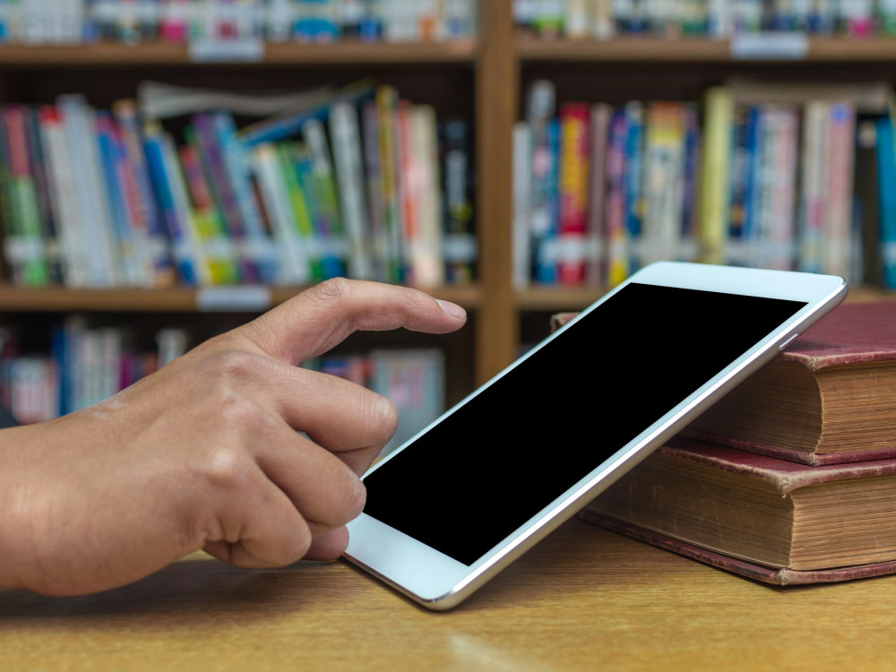 Med knjigo in ekranom: Slovenija išče ravnotežje v bralni kulturi