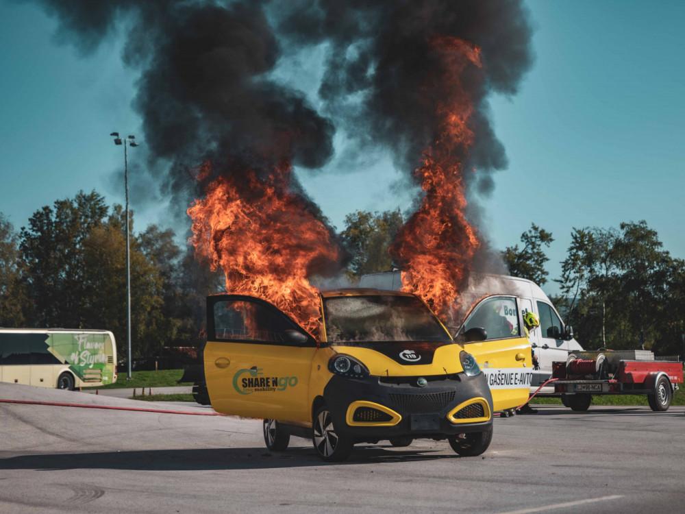 Bi kupili električni avtomobil, pa vas skrbi, da bi zagorela baterija? Takšna so dejstva