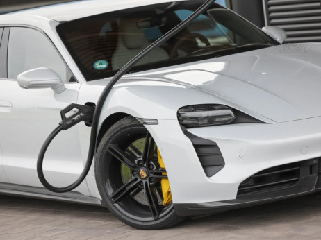 Porsche in Mercedes spoznala zgrda, da se luksuzni e-avti ne prodajajo