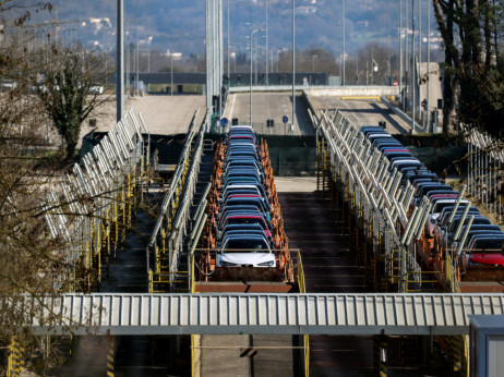 Viharno leto za avtomobiliste: Menjave šefov, padci prodaje in globalni šoki