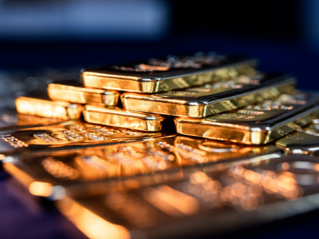 Zlato nad 4.500 dolarjev v zgodovinskem vzponu plemenitih kovin