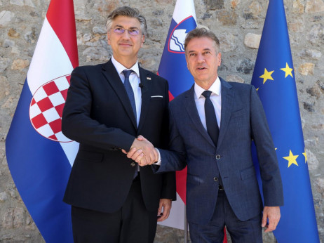 Hrvaška ima slabše bonitetne ocene od Slovenije, zadolžuje pa se po isti ceni. Zakaj?