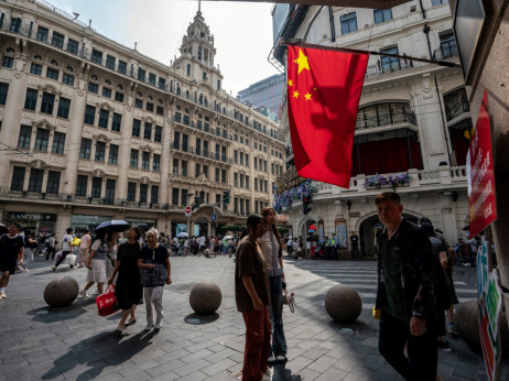 Tako delnice kot plemenite kovine se še naprej dražijo