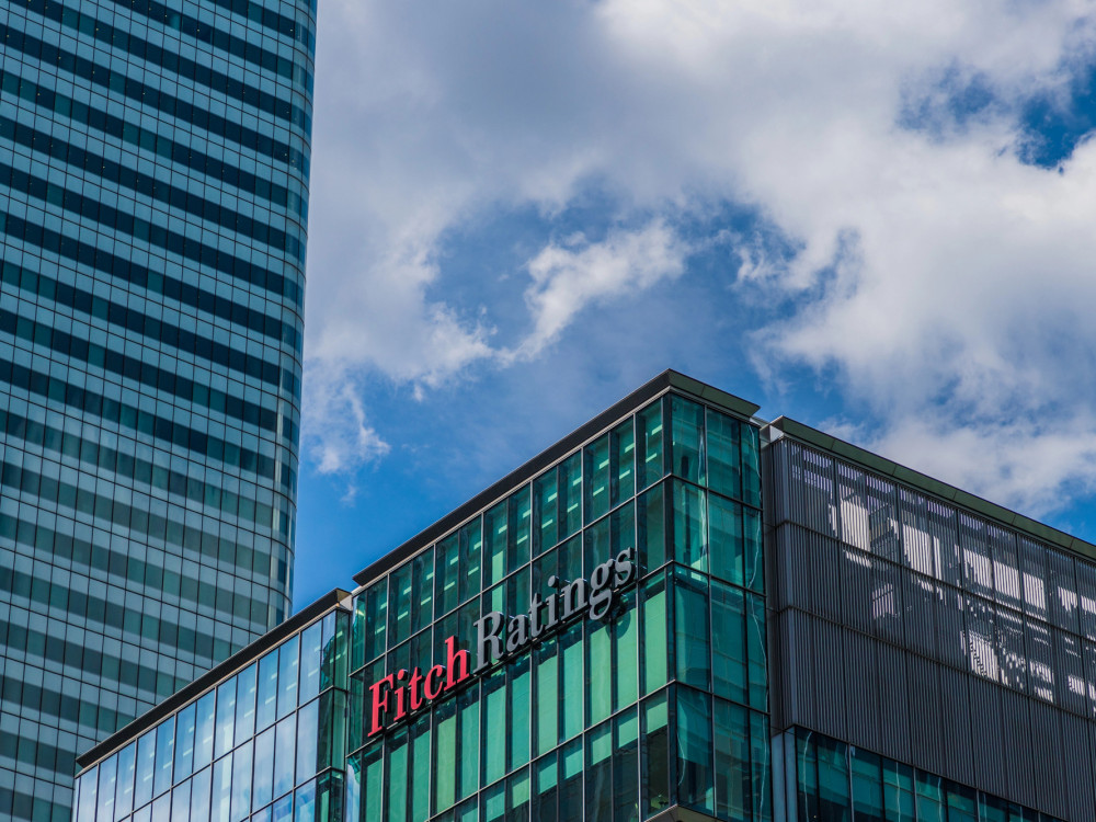 Fitch Sloveniji zvišal bonitetno oceno, kje vidi nevarnosti?