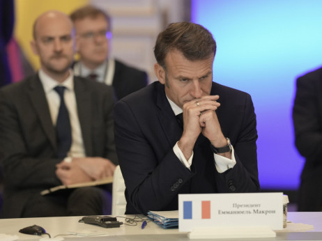 Francija ima novega (starega) premierja. Komentar: "Slaba šala."