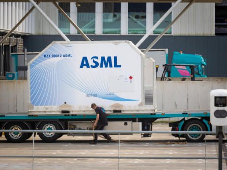 Naročila ASML presegla pričakovanja, tekma v AI je zvišala povpraševanje