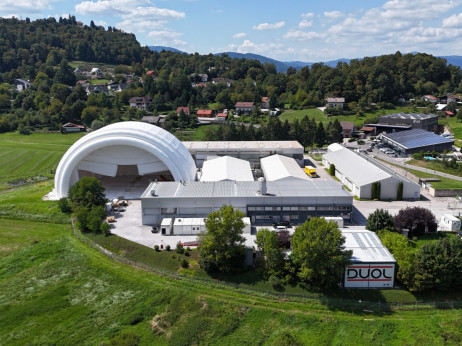 Duol po teniških igriščih in Luni stavi na napihljive hangarje