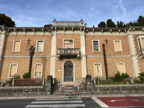 Decembra na dražbi: vile na Obali, v Mengšu in Mariboru, apartmaji na Hrvaškem