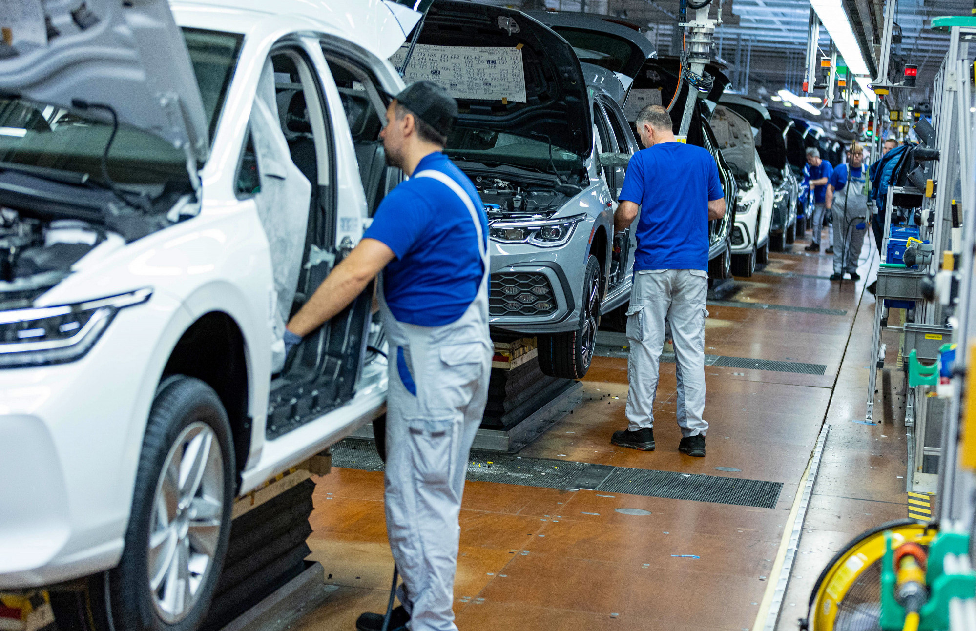 Bo Xi s čipi zaprl tovarne VW, BMW in Stellantis?