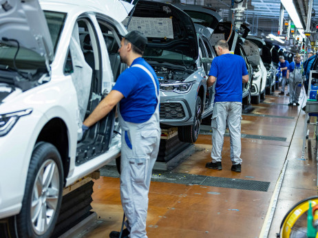 Bo Xi s čipi zaprl tovarne VW, BMW in Stellantis?