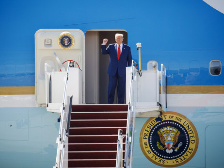 Kako ravnati s Trumpom: Južna Koreja predsedniku podarila zlato krono