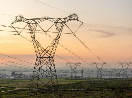 Bitke pod visoko napetostjo: lastnikom zemljišč milijonske odškodnine zaradi daljnovodov?