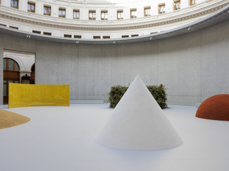 Zakaj je minimalizem vse pomembnejši v luksuzni modi in umetnosti