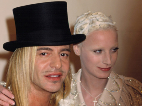 Zamenjave v luksuzni modi: kako novi dizajnerji skušajo oživiti industrijo