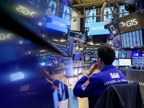 Borzni pregled: Delnice pred objavo dobičkov in odločitvijo Feda dobile zagon UI