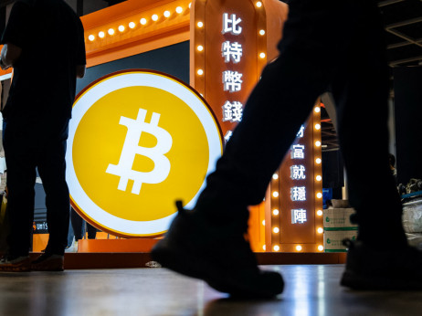 Bitcoin na vlakcu smrti: cena po letu dni spet na izhodišču – kaj se dogaja?