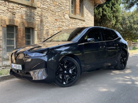 Test BMW iX Drive60: bavarska avantgarda vrača udarec