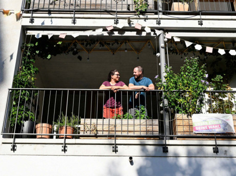 Življenje z 12 neznanci za ublažitev stanovanjske krize