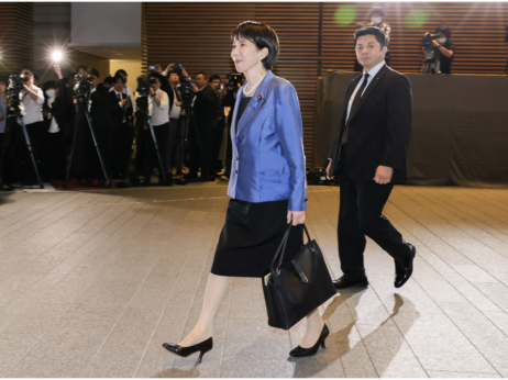 Zaradi japonske premierke luksuzna torbica lokalnega proizvajalca postala viralen hit