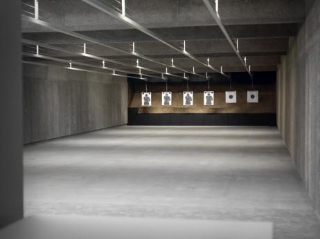 Kako težko je v Sloveniji priti do orožja in koliko stane