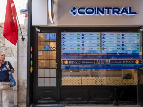 Po kratkem oddihu kripto trg znova upada: bitcoin za skoraj šest, ether pa več kot sedem odstotkov