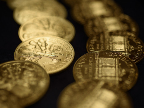 Vlagatelji iščejo varno zatočišče in dražijo zlato