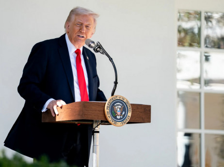 Top 5 novic za začetek dneva: Trump odpravlja nekatere carine, Bruselj bi odpravil izjeme za male pošiljke