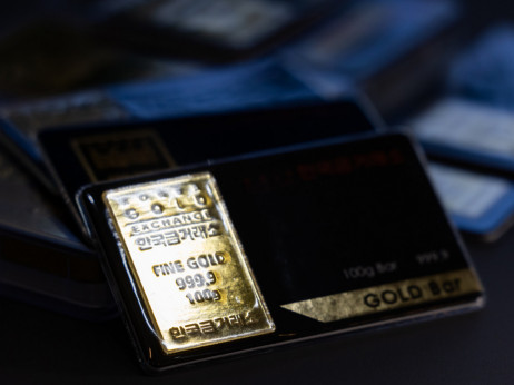 Kaj se sredi razprodaje dogaja s ceno zlata?