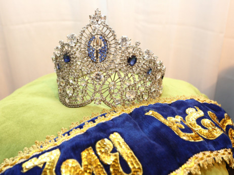 Miss Universe 2025: Spopad vizij, denarja in ega, ki grozi, da bo porušil globalno tekmovanje lepote