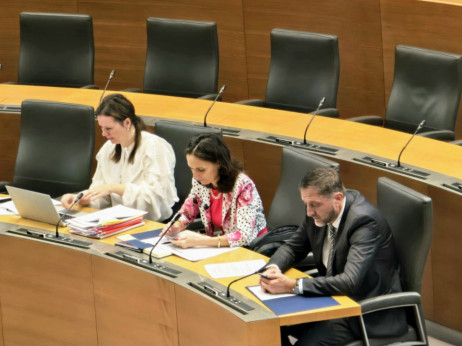 Potrjena proračuna za 2026 in 2027: oba z več kot dvema milijardama primanjkljaja