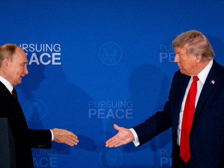 Zakaj Trump ne sesuje Putinove hišice iz kart?