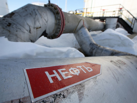 Medtem ko Hormuz gori, Rusija kuje dobičke, sankcije izgubljajo moč