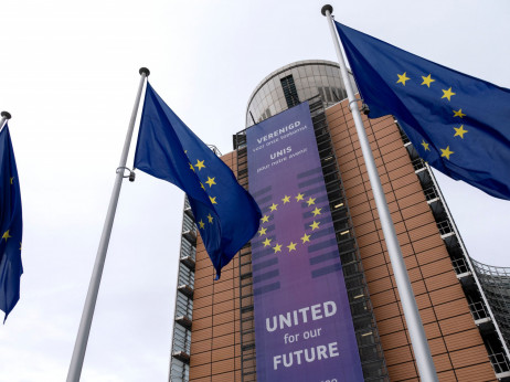 Denar le za domače in prijatelje: Evropa zapira vrata Kitajski