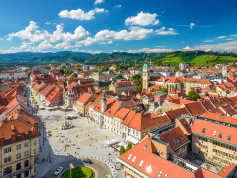 Vse več nepremičnin v Sloveniji v roke tujcem - kdo na trgu konkurira domačinom