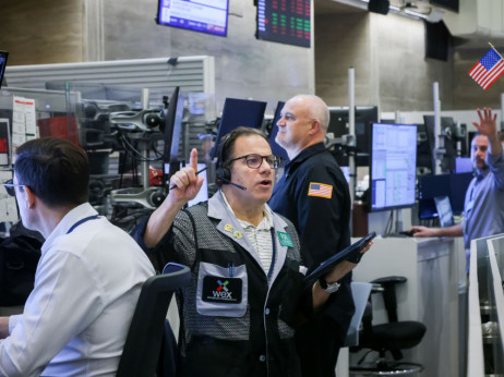 Kaj analitiki napovedujejo indeksu S&P 500 v letu 2026 in kje se skrivajo pasti