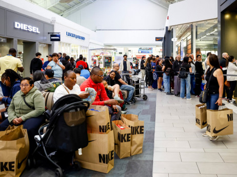 Prodaja na črni petek je porasla, kar kaže na odpornost ameriških potrošnikov